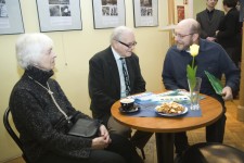 Z vernisáže výstavy Jan Jeník – Botanik v tropickém lese konané v Literární kavárně knihkupectví Academia. Foto z archivu redakce