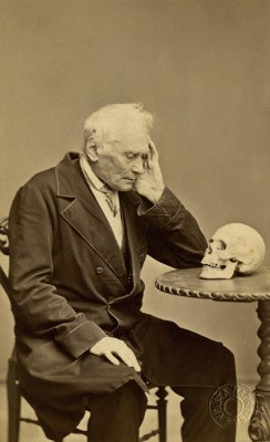 Jan Evangelista Purkyně s lebkou. Foto Hynek Fiedler, Praha 1867.  Z archivu Národního muzea – Náprstkova muzea asijských, afrických a amerických kultur