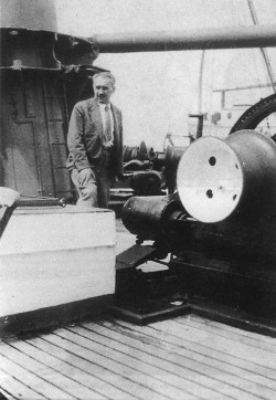 Profesor přírodní filozofie Emanuel Rádl (1873–1942) na lodi při cestě kolem světa v r. 1922, která znamenala milník v jeho životě se silným příklonem  k filozofickému křesťanskému aktivismu. Foto: Emanuel Rádl. Philosoph und Moralist 1873–1942 (Š. Loewensteinová 1993)