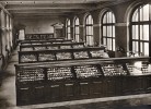 Sál „všeobecné sbírky nerostů“  v Historické budově Národního muzea, ještě bez horního elektrického osvětlení. Jako památkově chráněná expozice se  po rekonstrukci vrátí ve stejně  uspořádaném původním mobiliáři. Reprodukce z knihy Národní muzeum, 1818–1948