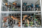 Průhled kompaktory v depozitáři ornitologické sbírky zoologického  oddělení v Horních Počernicích. Nové depozitáře jsou chráněny před prudkými klimatickými změnami i prachem  z vnějšího prostředí. Foto P. J. Juračka