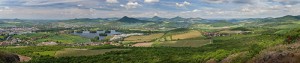 Pohled z Radobýlu na mocný  Lovoš (570 m n. m.), Milešovku (uprostřed) a Kletečnou (vpravo). Dole v popředí Žernosecké jezero a při pravém okraji pod siluetou Kletečné vstup Labe  do kaňonu České brány. Foto K. Horáček