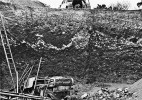 Těžba pyropů – českých granátů  u Podsedic z výplavových sedimentů tvořených čedičovou sutí s tmavou  jílovito-hlinitou výplní. Deformovaný slínitý pás světlejší zeminy s bílými  vápnitými konkrecemi obsahuje bohatou lesní malakofaunu středopleistocenního interglaciálu, která dokládá, že tehdy  zde převládal vlhký stinný les. Foto V. Ložek