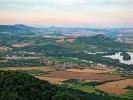 Okraj východní části Českého středohoří vybíhá řadou vrchů nad Litoměřicemi. V popředí údolí Labe s Žernoseckým jezerem a vrchem Radobýl. V pozadí vlevo Křížová hora a nápadné Sedlo, dále na obzoru Vlhošť na Kokořínsku a další vrchy Ralské pahorkatiny. Foto K. Horáček