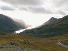 Pobřeží Skotska je protkáno řadou zálivů (ve skotské gaelštině označovaných jako lochs) zařezávajících se hluboko do pevniny, které tvoří přirozené migrační překážky. Loch Leven v oblasti Skotské vysočiny. Foto P. Kotlík