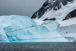 Iceberg – ledová kra oddělená od ledovce – s pruhem zamrzlých horninových úlomků u břehů Antarktického poloostrova. Foto M. Lulák