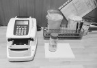 Močový analyzátor – přístroj hodnotí zbarvení moči a jeho intenzitu v jednotlivých zónách diagnostického proužku reflektometricky. Foto Z. Vaníčková