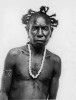 Enrique Stanko Vráz, v horách  Hattamu, Nová Guinea: „Typický  domorodec, který nikdy ještě neviděl bělocha, ale spal se mnou na jedné ro­hoži.“ Australsko–papuánsko–melanéské populace patří ke skupinám moderního člověka, v jejichž genomu byla zjištěna introgrese genů denisovanů. Ze sbírek Národního muzea – Náprstkova muzea asijských, afrických a amerických kultur. Foto E. S. Vráz (1896, skleněný negativ)