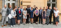 Z předávání cen Živy ve vile Lanna v Praze – na snímku ocenění autoři článků, předávající i zástupci redakční rady a redakce Živy. Zleva vpředu: Blanka Říhová, Markéta Pravdová, Eva Líznarová, Jan Votýpka, Jana Šrotová, Hana Šimková, Zdeněk Havlas, Tereza Veselská,  Ondřej Koukol, Pavel Kovář, Petr Ráb a Helena Illnerová; za nimi zleva:  Vladimír Dolejský, Roman Hobza,  Lenka Petráková, Martin Bilej,  Miloš Anděra a Lukáš Janošík. Foto P. Jáchimová, AV ČR