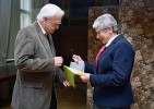 Dřívější dlouholetý předseda redakční rady Živy, a také autor mnoha jejích článků, Pavel Kovář a Helena  Illnerová během předání Ceny Antonína Friče za významné přispění rozvoji Živy. Foto L. Svoboda, AV ČR
