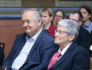 Pohled do sálu během předávání cen a prezentací článků. Zleva Zdeněk Havlas a Helena Illnerová, děkan Přírodovědecké fakulty Masarykovy univerzity Tomáš Kašparovský s manželkou (také na obr. 3) a autoři článků. Foto L. Svoboda, AV ČR