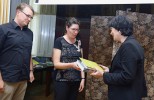 Eva Zažímalová předává Purkyňovu cenu Janě Jersákové a Robertu Tropkovi. Foto L. Svoboda, AV ČR