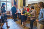 Laureáti cen Živy za rok 2023.  David Sommer a Michaela Konečná převzali ocenění od Markéty Pravdové (na snímku čtvrtá zleva) a květiny od Jany Šrotové a Jana Votýpky.  Foto J. Landergott, SSČ AV ČR
