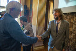 Jan Votýpka (vpravo) při gratulaci Jiřímu Moravcovi. Foto J. Landergott, SSČ AV ČR