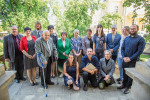 Ocenění autoři Živy spolu s představiteli Akademie věd ČR a redakce. Zleva M. Bilej, M. Pravdová, J. Votýpka, J. Květ, E. Zažímalová, B. Říhová, H. Illnerová, J. Šrotová, J. Uhlířová, J. Moravec, P. Šída, D. Sommer, vpředu zleva M. Konečná, P. Pokorný a J. Bulantová. Foto J. Landergott, SSČ AV ČR