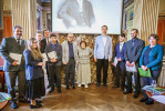  Laureáti Zvláštního ocenění Živy. Zleva Petr Koutecký, Michaela Pekařová, Lenka Kuchyňková, Tomáš Urfus, Jan Prančl a Jindřich Chrtek, uprostřed Blanka Říhová, která všem cenu předala, vedle ní Zdeněk Kaplan, Jakub Žák a Milan Vrtílek. Foto J. Tománek, SSČ AV ČR