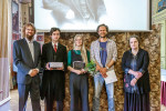  Cenu J. Sudy pro autory ve věku  26–30 let převzali od Soni Ehlerové (vpravo)  a Jana Votýpky (vlevo) za Alberta F. Damašku  D. Čičovský (druhý zleva), Kristína Svobodová a jako spoluautor Michal Horsák.  Foto J. Tománek, SSČ AV ČR