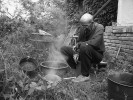 Vojen Ložek při rozplavování  fosilních vzorků ve své terénní laboratoři v Ondřejově. Foto L. Juřičková