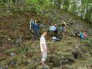 Průzkum specifického společenstva měkkýšů na drolinách v Českém středohoří během Malakozoologických dnů v r. 2011. Foto L. Juřičková