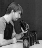 Hodnocení vzorků tělesné vůně. Účastník pokusu čichá ke vzorku  a hodnotí jeho charakteristiky – např. příjemnost, atraktivitu nebo intenzitu. Foto J. Fialová