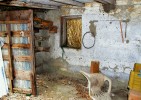 Ukázka rozmanitosti stanovišť, kde se štíři rodu Euscorpius mohou  běžně vyskytovat. Opuštěná lidská obydlí, foto F. Kovařík.