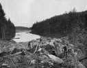 Těsně po vzniku sesuvu v květnu 1872 se začalo plnit jezero, nyní nazývané Mladotické (nebo také Odlezelské). Ze sborníku ČSZ (1912). Foto C. Purkyně