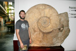 Porovnání velikosti největšího známého amonita Parapuzosia seppenradensis (odlitek) s dospělým člověkem. Sbírky Senckenberg Naturhistorische Sammlungen v Drážďanech. Foto M. Košťák