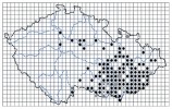 Mapa rozšíření kudlanky nábožné v České republice. Pozorování do r. 1960 znázorněna křížkem, hvězdičkou  do r. 1980, bílé kroužky do r. 2000,  černé kroužky výskyt po r. 2000,  trojúhelník introdukce.  Podle: K. Chobot (2016), upraveno