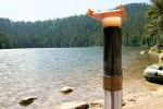 Svrchní část sedimentu odebraná z Čertova jezera na Šumavě. Hranice světlé a tmavé barvy v průhledné trubce představuje samotný povrch – současnost. Tato ne zcela konsolidovaná část sedimentu slouží zejména k rekonstrukci nejbližší minulosti, výsledky lze tedy srovnat i s historickými daty. Foto P. Kuneš