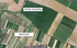 Srovnání velikosti polních celků v Rakousku a ČR. Menší pole s různo­rodou skladbou plodin poskytují vhodné životní podmínky pro větší množství živočichů. Zdroj dat: mapy.cz, upraveno v souladu s podmínkami použití