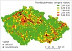 Potenciální rozšíření ambrozie  peřenolisté (Ambrosia artemisiifolia) v České republice; barvy označují  pravděpodobnostní kategorie, šedé body občasný výskyt, černé body výskyt  stabilních populací. Upraveno podle:  H. Skálová a kol. (2017)