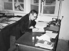 Ivo Chlupáč za svým pracovním  stolem v Ústředním ústavu geologickém. Polovina 80. let 20. století