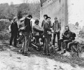Jan Jeník se svými studenty a Janem Květem na exkurzi v CHKO Pálava, dnes součásti BR Dolní Morava, na podzim 1972. Bylo to již po politicky vynuceném odchodu J. Jeníka z Univerzity Karlovy, když „azyl“ získal v Botanickém ústavu Československé akademie věd.  Z archivu J. Květa, autor již není znám.