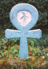 Ankh, staroegyptský symbol života, nyní též symbol programu UNESCO Man and Biosphere (MaB, Člověk a biosféra). Mozaiku (o výšce asi 1 m) vytvořil výtvarník Jindřich Vydra, přítel Jana Jeníka ze skautského oddílu Kruh, který byl činný, samozřejmě v potřebném utajení, i v totalitním období 1948–89. V mozaice můžeme rozpoznat některé druhy rostlin a živočichů typických pro chráněnou krajinnou oblast a biosférickou rezervaci Třeboňsko, blízké bydlišti a ateliéru J. Vydry. Foto J. Květ