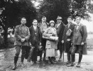 Před nádražím v Uherském Ostrohu během exkurze do Bílých Karpat  17.–18. června 1926. V zadní řadě  Grigorij I. Širjaev a prof. Podpěra,  v přední řadě mezi posluchači  pravděpodobně Anežka Uhrová a Vladimír Krist (čtvrtý zleva). Z fotoarchivu Ústavu botaniky a zoologie Přírodovědecké fakulty Masarykovy univerzity, historické diapozitivy naskenoval K. Chytrý