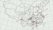Areály jediných tří monotypických rodů borovicovitých (Pinaceae) v Číně:  spojitou linkou kataja (Cathaya, čtyři  arely – dílčí ohraničené části areálu);  čárkovaně pajedlovec (Nothotsuga),  otazník značí sporný výskyt  v severozápadním Jün-nanu;  tečkovaně pamodřín (Pseudolarix).  Šipky označují klasickou lokalitu kataje stříbrolisté v rezervaci Chua-pching (1),  lokalitu údajné kataje C. nanchuanensis v pohoří Ťin-fo-šan (2) a lokalitu studia pajedlovce čínského autorem tohoto článku (3). Podkladová mapa podle:  T.-S. Ying a kol. (2004), upraveno