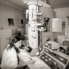 I v 70. a 80. letech se na vědeckých pracovištích normálně bádalo. Záběr z r. 1983 ukazuje Laboratoř elektronové mikroskopie Parazitologického ústavu Československé akademie věd.  MÚA AV ČR, fond Fotoreportáže  ČSAV a AV ČR