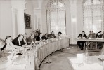 Nové vedení Akademie věd po pádu komunistického režimu ukazuje  tento snímek ze zasedání Prezidia ČSAV  7. září 1990. MÚA AV ČR,  fond Fotoreportáže ČSAV a AV ČR