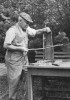 Eduard Štorch na zahradě v Lobči předvádí práci se svým „ohňostrojem a vrtačem kamenů“, asi r. 1947. Foto z Literárního archivu Památníku národního písemnictví, fond Eduard Štorch