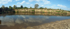 Meandr Orlice. Řeka, která nemá zpevněné břehy, stále podemílá vnější břeh a usazuje sedimenty na vnitřní  straně meandru. Voda se na vnější straně  zatlačuje do nivy a v podzemí bez kyslíku ji bakterie zbavují dusičnanů a možná i dalších polutantů. Zpevníme-li břehy, eroze je možná jen do hloubky, takže poklesne hladina v řece i v okolní nivě a niva začne být suchá. Takové přírodní a „živé“ úseky se stále ještě vyskytují  i na našich větších řekách. Chraňme je. Foto J. Fuksa