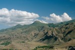 Členitá krajina v oblasti Vayots Dzor,  v okolí města Jechegnadzor na jiho- západě země, je výjimečná výskytem  submediteránních formací  a bohatou škálou stepních  a lesostepních společenstev. Snímky L. a E. Ekrtovi