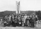 Setkání členů Mezinárodní subkomise pro stratigrafii devonu před památníkem prvního mezinárodního stratotypu mezi dvěma útvary na Klonku u Suchomast (1977). Ivo Chlupáč uprostřed.  Z fotoarchivu paleontologického  oddělení NM