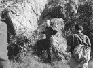 Ivo Chlupáč u hranice silur/devon  na Budňanské skále u Karlštejna. Jde o tzv. pomocný stratotyp, geologický  profil s ohledem na faunu vyskytující se v hraničních vrstvách významný pro stanovení této hranice. Kolem r. 1975. Fotoarchiv paleontologického oddělení NM