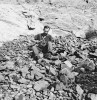 Ivo Chlupáč pod stěnou Císařského lomu u Koněprus, kolem r. 1955.  Jako reprezentant mladé poválečné  generace paleontologů věnujících se  geologickému výzkumu Barrandienu  se zaměřil na devonský útvar.  Z fotoarchivu paleontologického oddělení Národního muzea (NM) v Praze