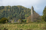 Wicklow Mountains. Jediné irské pohoří dosahuje nadmořské výšky do 900 m, v oblasti probíhá intenzivní zalesňování. V borovém lese na pozadí je zastoupena i borovice vejmutovka (Pinus strobus), původem z východu Severní Ameriky. Zalesňování dávno odlesněných ploch touto borovicí se v Irsku obecně ukazuje jako podstatně úspěšnější než obdobné využití b. lesní (P. sylvestris). Foto B. Staunton, převzato z Pixabay, v souladu s podmínkami použití