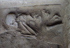  Eneolitický pohřeb v převisu Střezivojice II. Výjimečný nález nemající na  našem území zatím obdoby. Foto P. Šída