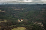  Pohled od Kokořína k severu. V popředí plošiny pokryté spraší a rozbrázděné  hlubokými kaňony. V pozadí vrchy okolo  Housky, za kterými se skrývají úvaly Dokeska. V dálce na horizontu Lužické hory. Foto P. Pokorný 
