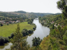 Ukázka fragmentace a zarůstání krajiny Českého krasu na příkladu pohledu od Budňanské skály v Karlštejně do údolí Berounky –   situace v r. 2012. Foto P. Heřman