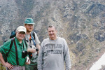 Jan Jeník (vlevo), autor článku a Garrett E. Crow z Univerzity v New Hampshire na hraně Huntington Ravine, červen 2005. G. E. Crow navštívil na podzim 2004 Českou republiku a pod Sněžkou utrousil „tady to vypadá jako u nás, na Mt. Washingtonu“. V Praze se setkal s J. Jeníkem a rok na to jsme absolvovali exkurzi po mokřadech státu New Hamp­shire včetně návštěvy „Sněžky“ Severní Ameriky. Podle Jana Štursy Jan Jeník do poslední chvíle spolupracoval s lidmi z Prezidentského pohoří, byl se stanicí na Mt. Washingtonu denně ve spojení přes Google Earth a připravoval pojednání o příbuznosti evropských a severoamerických pohoří. Ještě 28. ledna 2019 měl na semináři referát s názvem Synergie reliéfu, větru a vegetace v Prezidentském pohoří, USA. Foto z archivu G. E. Crowa
