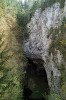 Část obrázku vyplňuje černý  otvor, lze tak identifikovat pohled do propasti (zde Macocha). Foto T. Kučera